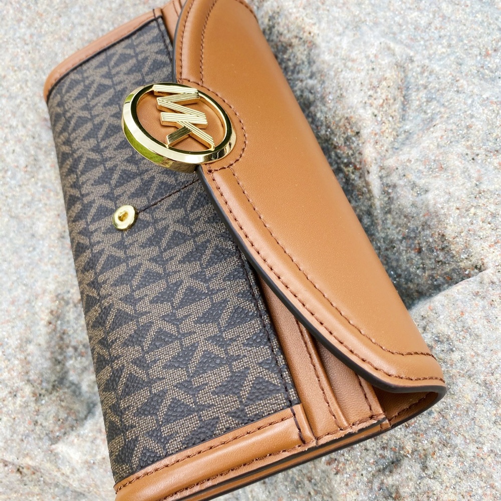 Sale🥰🥰Michael kors tote and wallet Bundle - Picture 7 of 8